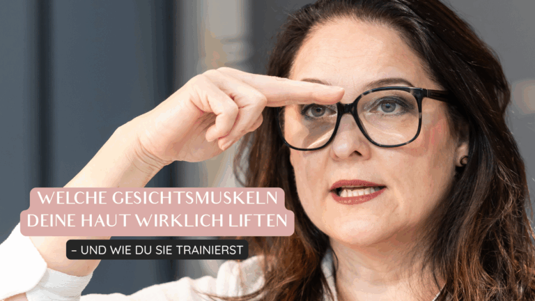 Blogbeitragsbild mit Face Instructor Christine Burbulla, die eine Übung aus ihrem Gesichtsmuskeltraining zeigt. Neben ihr steht der Titel: "Welche Gesichtsmuskeln deine Haut wirklich liften – und wie du sie trainierst"