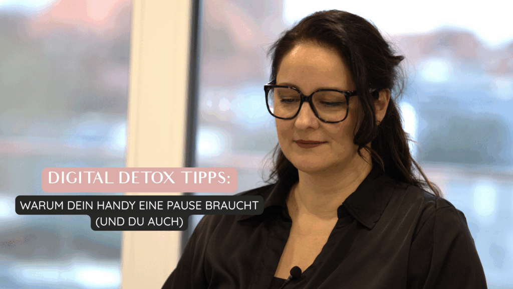 Blogbeitragsbild mit Face Instructor Christine Burbulla, die den Kopf gesenkt nach unten auf den Laptop schaut. Neben ihr steht der Titel: "Digital Detox Tipps: Warum dein Handy eine Pause braucht (und du auch)"