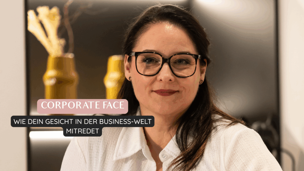 Blogbeitragsbild mit Face Instructor Christine Burbulla mit weißer Bluse, die geradeaus in die Kamera schaut. Neben ihr steht der Titel: "Corporate Face - Wie dein Gesicht in der Business-Welt mitredet"